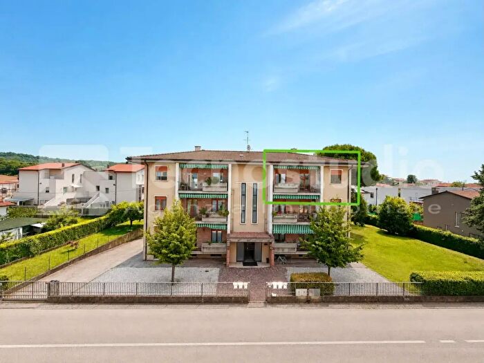 Appartamento quadrilocale in vendita in Via Santa Chiara, Lonigo