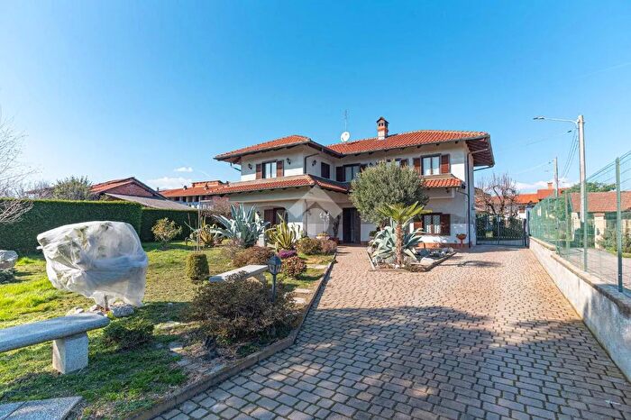 Casa con 9 locali in vendita in Borgata Vignali, Barbania