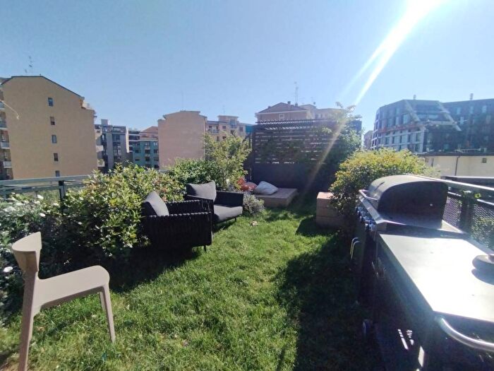 Appartamento quadrilocale in affitto in Via Luigi Porro Lambertenghi, Isola, Milano