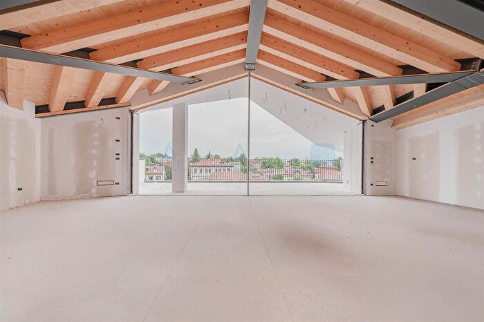 Casa con 9 locali in vendita in Treviso, Treviso