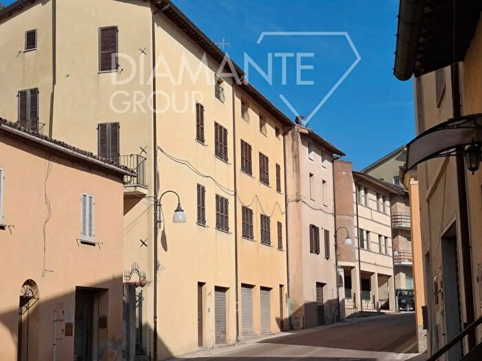 Casa con 15 locali in vendita in Nocera Umbra