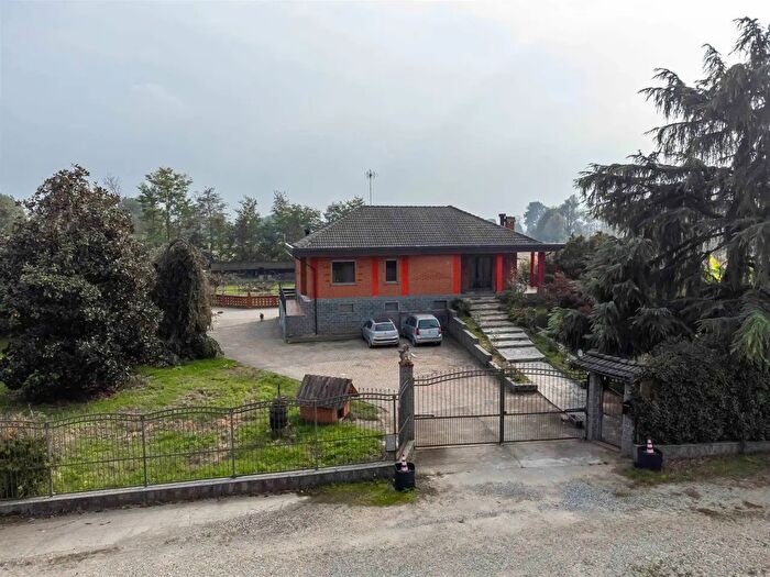 Casa con 7 locali in vendita in Via Baudenile, Leini