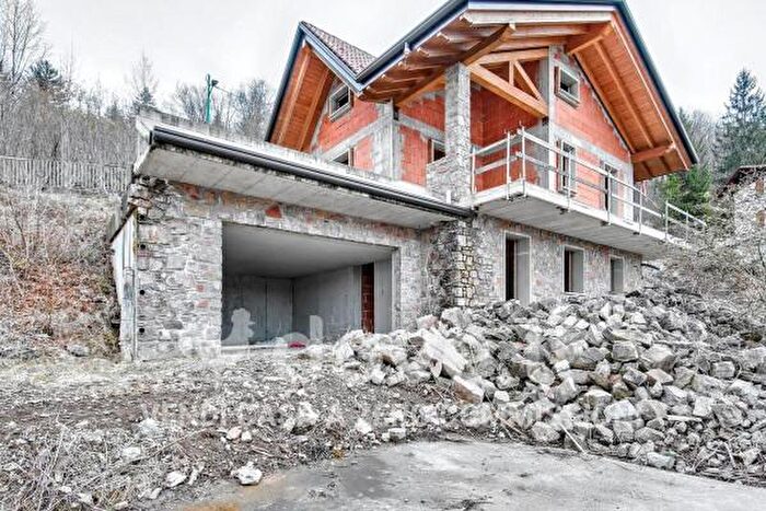 Casa quadrilocale in vendita in Via Gennaro Sora, Selvino