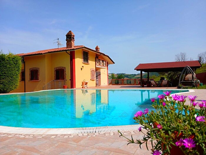 Casa con 8 locali in vendita in Via Francesco Paolo Tosti, Teramo