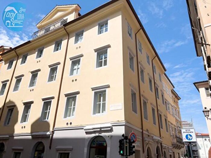 Appartamento bilocale in affitto in Via di Cavana, Trieste