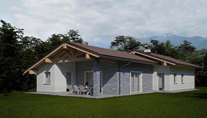 Casa con 8 locali in vendita in Via Latteria, Colico