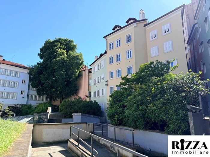 Appartamento trilocale in affitto in Via delle Mura, Città Vecchia, Trieste