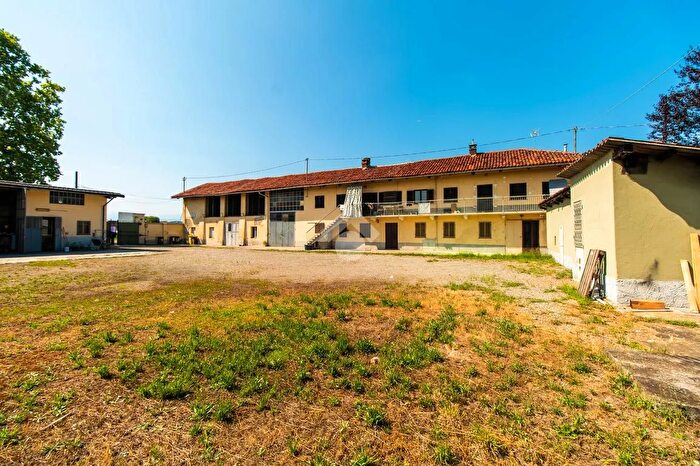 Casa con 12 locali in vendita in Via Fantasia, Leini