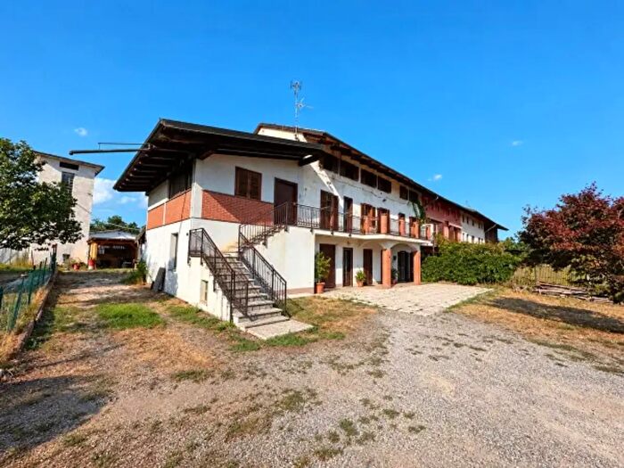 Casa con 6 locali in vendita in Via San Grato, Alice Castello