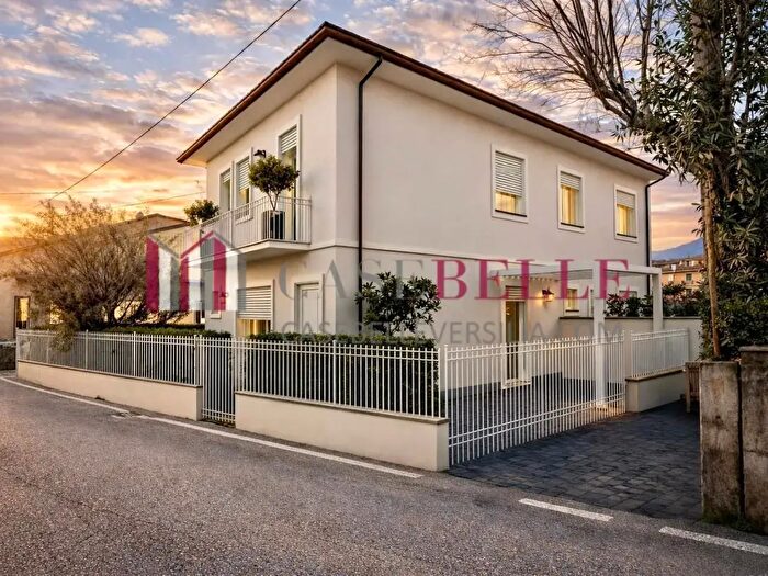 Casa con 5 locali in vendita in Camaiore