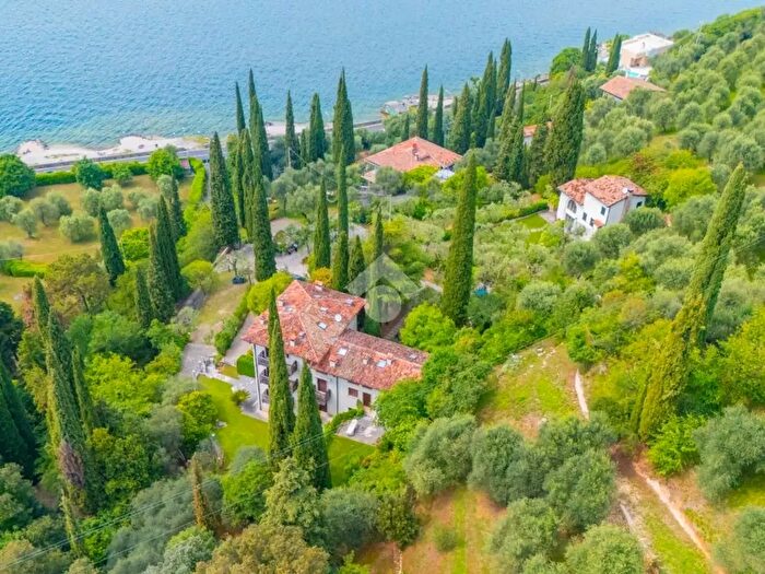 Appartamento trilocale in vendita in Via Pai di Sotto, Torri Del Benaco