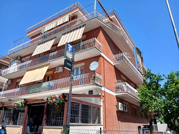Appartamento trilocale in vendita in Via Gamalero, Roma