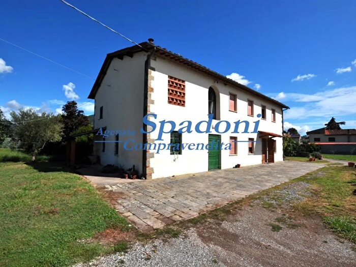 Casa con 10 locali in vendita in Uzzano