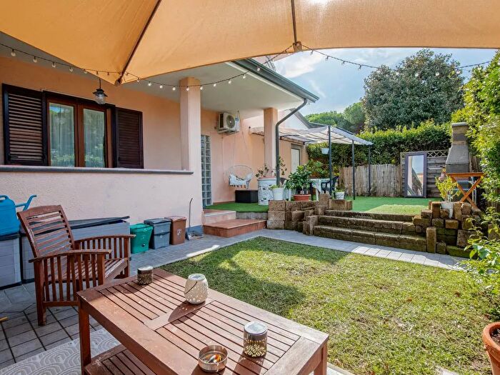 Casa con 7 locali in vendita in Viareggio