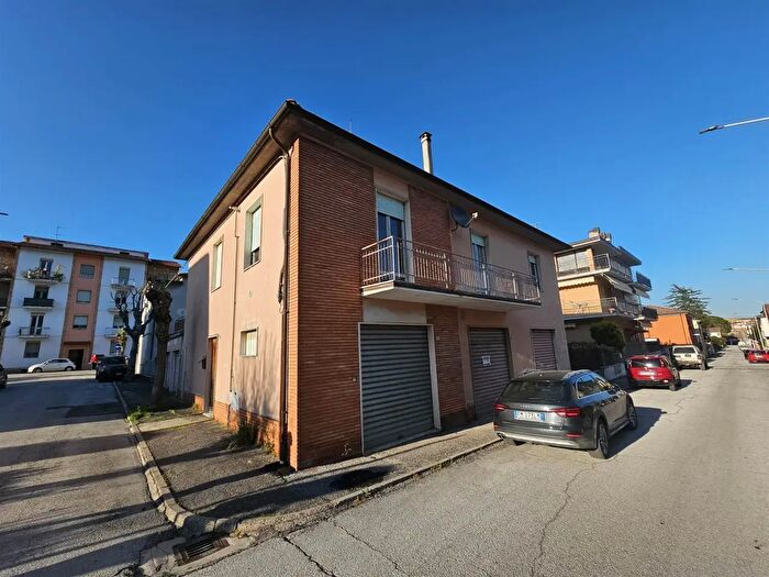 Casa con 5 locali in vendita in San Severino Marche
