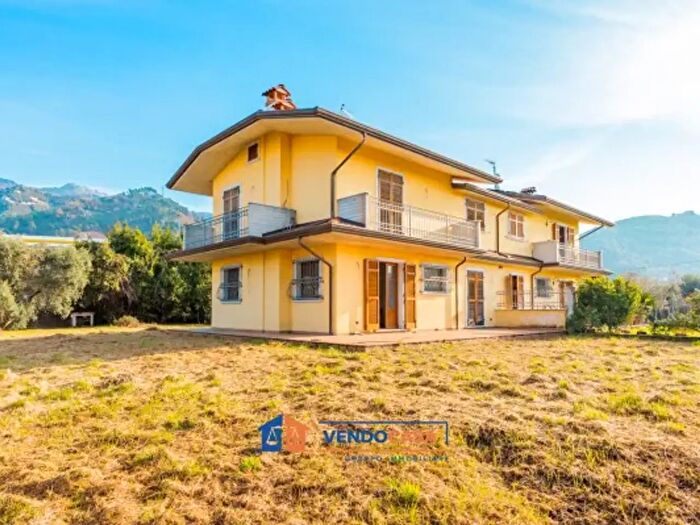 Casa con 6 locali in vendita in Massa