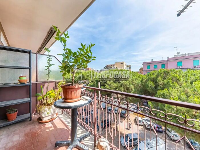 Appartamento trilocale in vendita in Via degli Olivi, Roma