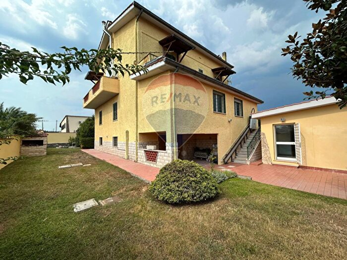 Casa con 13 locali in vendita in Via Corace, Aprilia