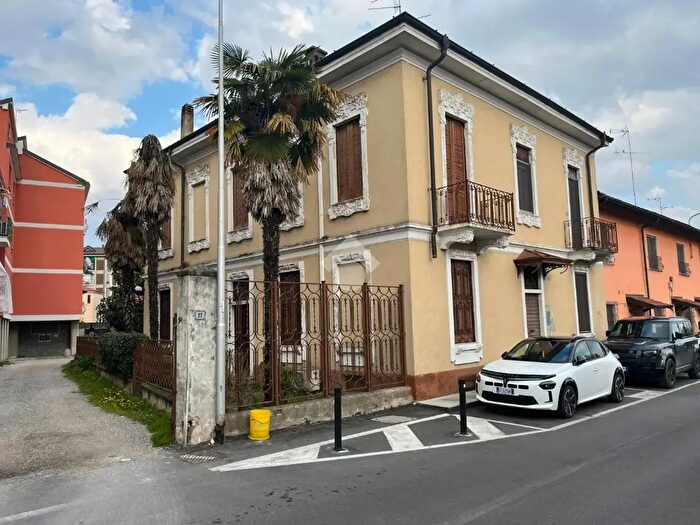 Casa trilocale in vendita in Via Volturno, Melegnano