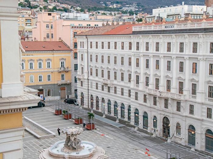 Appartamento trilocale in affitto in Via Milano, Borgo Teresiano, Trieste