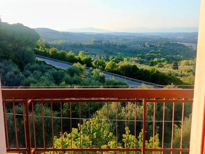 Appartamento con 6 locali in vendita in Gambassi Terme