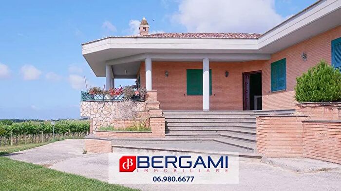 Casa con 6 locali in vendita in Via Torre del Giglio, Latina