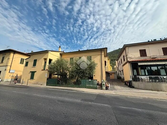 Casa quadrilocale in vendita in Via Firenze, Prato