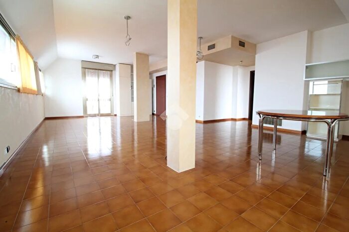 Appartamento trilocale in vendita in Via Cavour, Suzzara