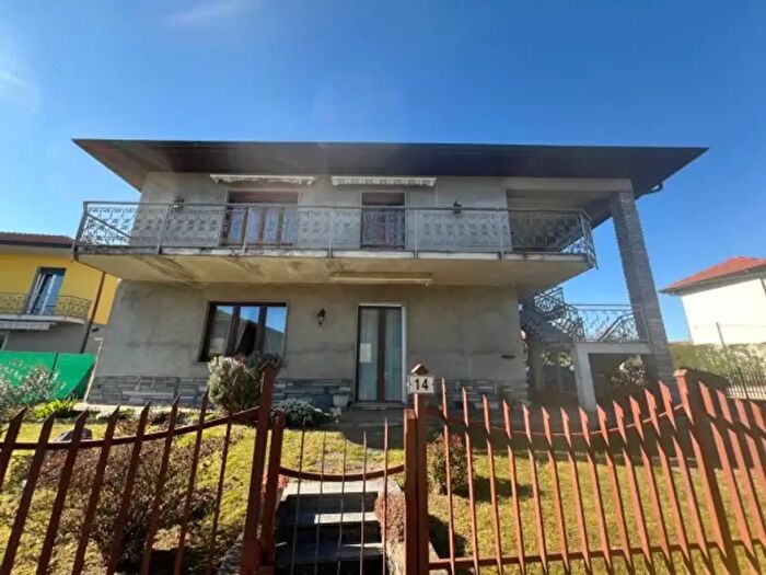 Casa con 6 locali in vendita in Via Ceè, Ispra