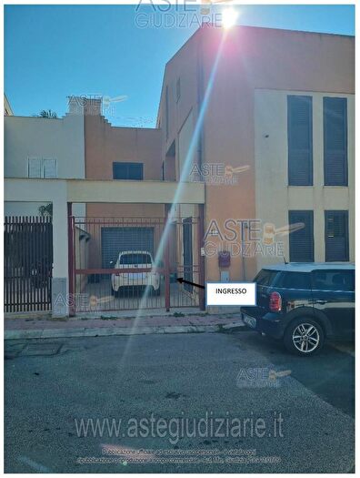 Casa con 8 locali in vendita in Via E Lena a, Vittoria