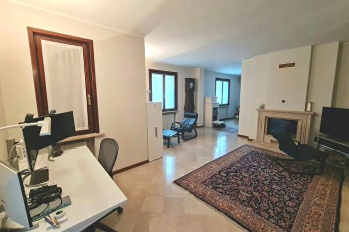 Casa con 6 locali in vendita in Via Roma, Curtatone