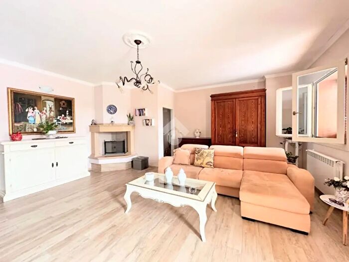 Casa con 6 locali in vendita in Via per Oria, Manduria