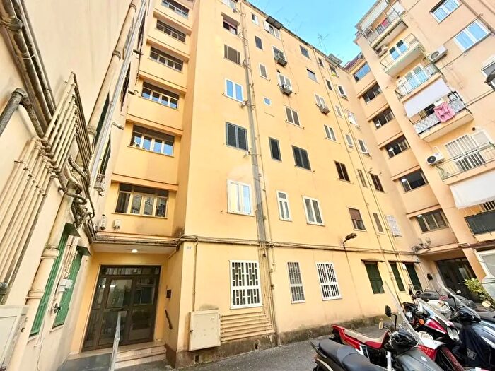 Appartamento trilocale in vendita in Via Giacinto De Sivo, Napoli