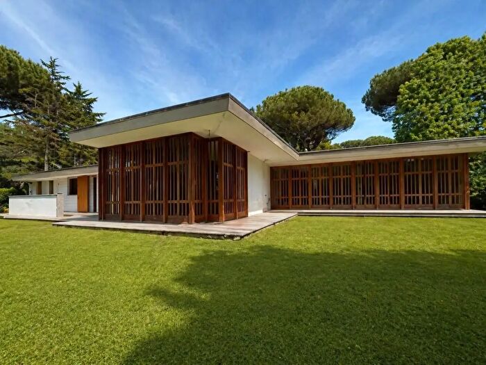 Casa con 15 locali in vendita in Massa
