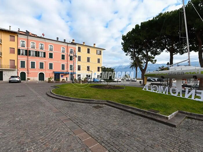 Appartamento con 6 locali in vendita in Piazza Nazario Sauro, Gargnano