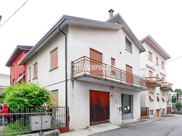 Casa quadrilocale in vendita in Via Costantino, Cantu