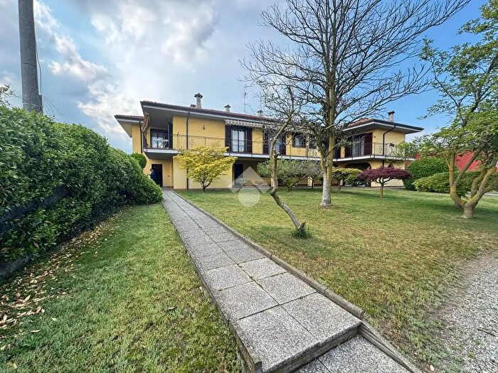 Casa con 5 locali in vendita in Via Morghenga, Momo