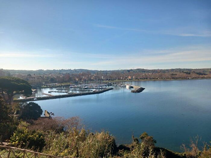 Appartamento trilocale in affitto in Via delle Coste, Capodimonte