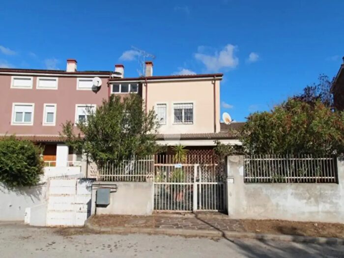 Casa con 5 locali in vendita in Largo Ugo La Malfa, Bellante