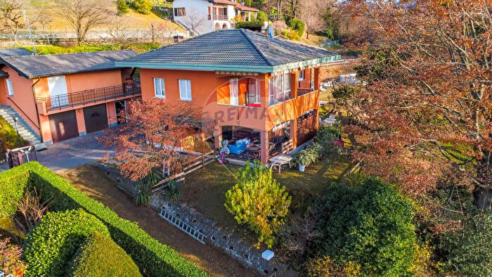 Casa con 6 locali in vendita in Via Longhirolo, Luino