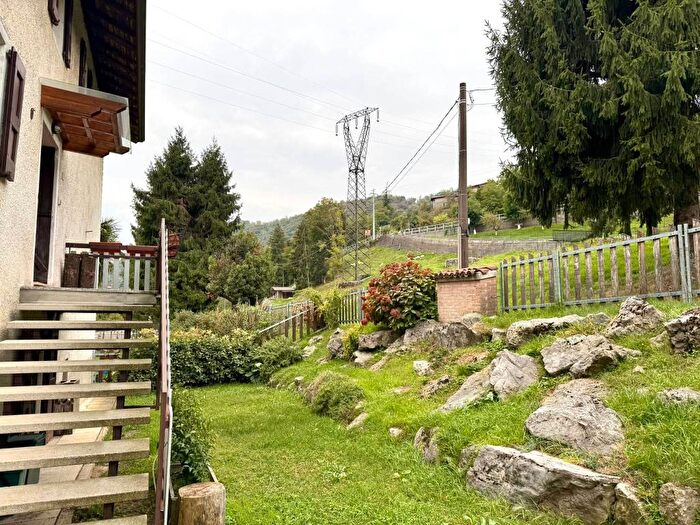 Appartamento trilocale in affitto in Via Casecco, Strozza
