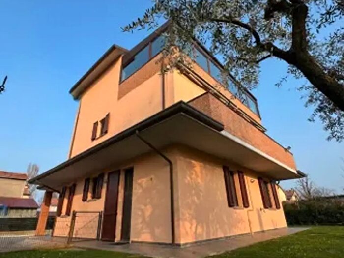 Casa con 6 locali in vendita in Via Lughese, Forli