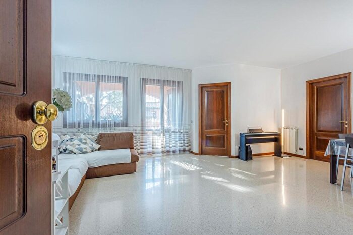 Appartamento con 5 locali in vendita in Via San Zeno, Castelnuovo Rangone