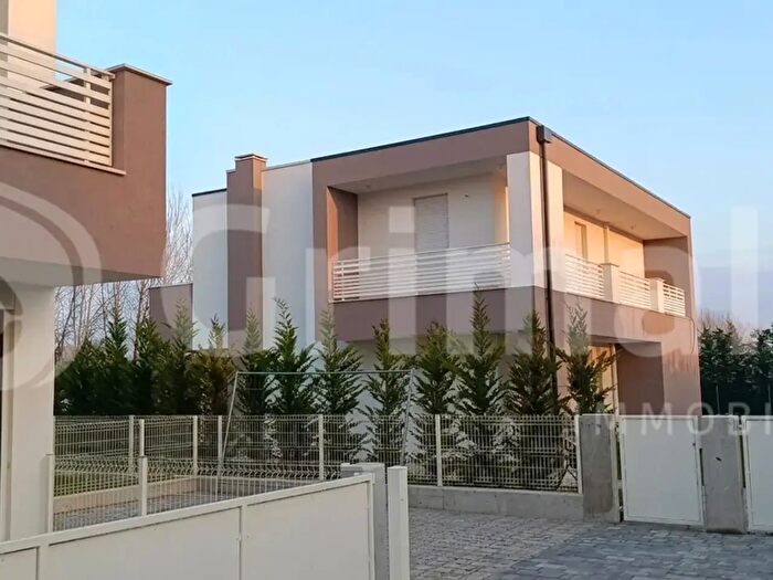 Casa con 6 locali in vendita in Abano Terme