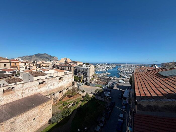 Appartamento trilocale in affitto in Via Cassari, Castellammare, Palermo