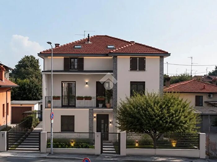 Casa con 9 locali in vendita in Via Bastone, Dalmine