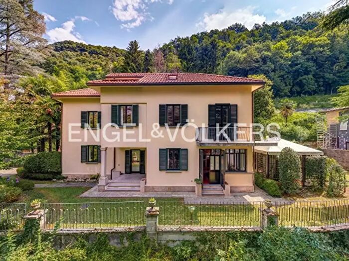 Casa con 6 locali in vendita in Via Acconciatoria per Pagnano, Asso