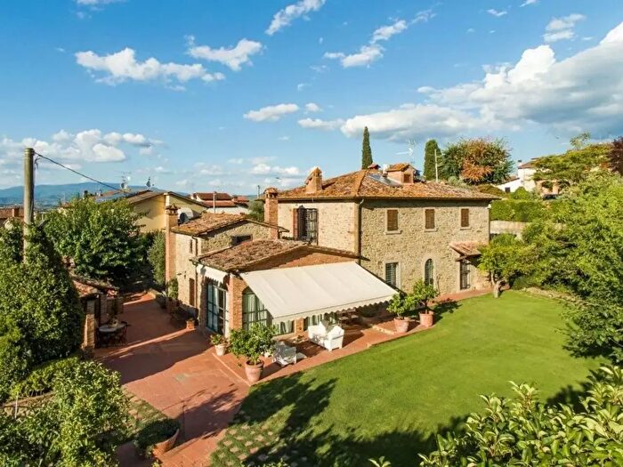 Casa con 12 locali in vendita in Arezzo