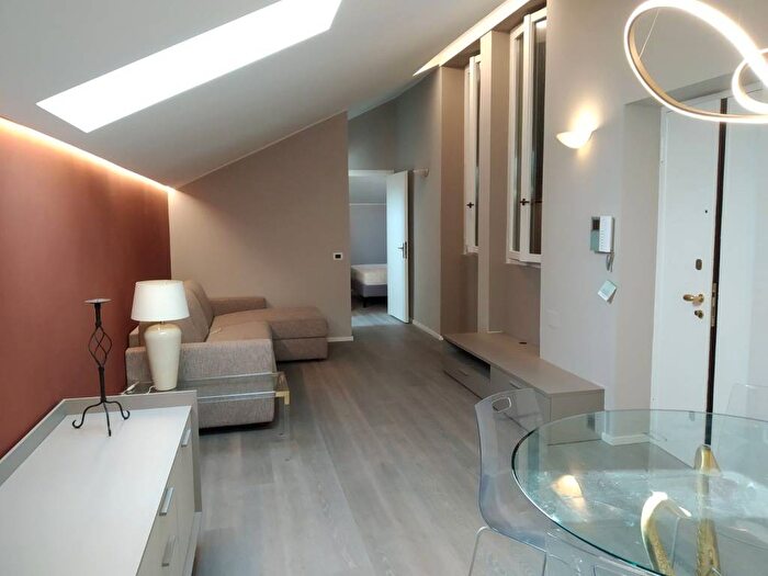 Casa bilocale in affitto in Piazzale Medaglie d'Oro, Porta Romana Medaglie d'Oro, Milano