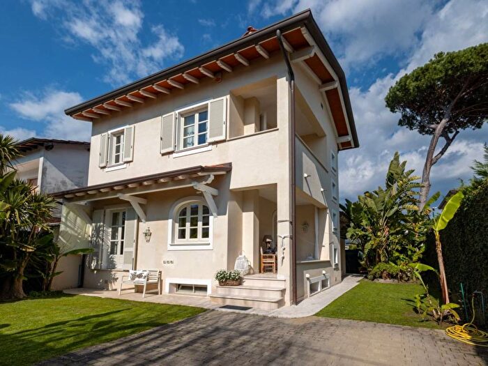 Casa con 6 locali in affitto in Via Cesare Battisti, Centro, Forte dei Marmi